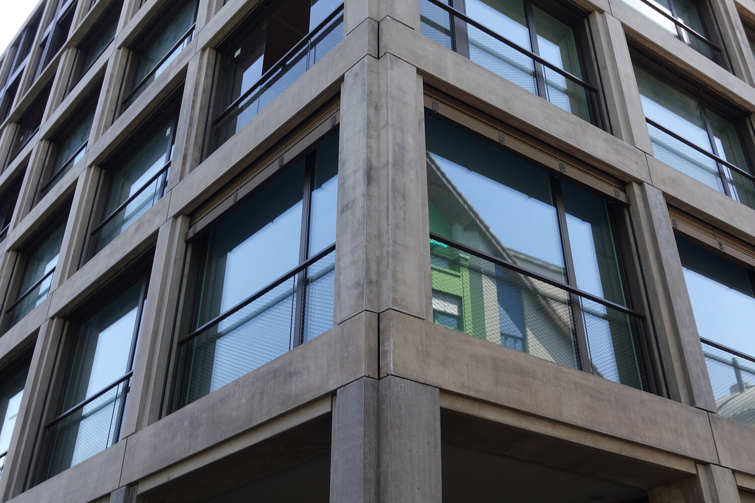 Als massiver Skelettbau mit vorgeh&auml;ngten eingef&auml;rbten Betonelementen f&uuml;gt sich der Suva-Neubau selbstbewusst ins Thuner Stadtbild.