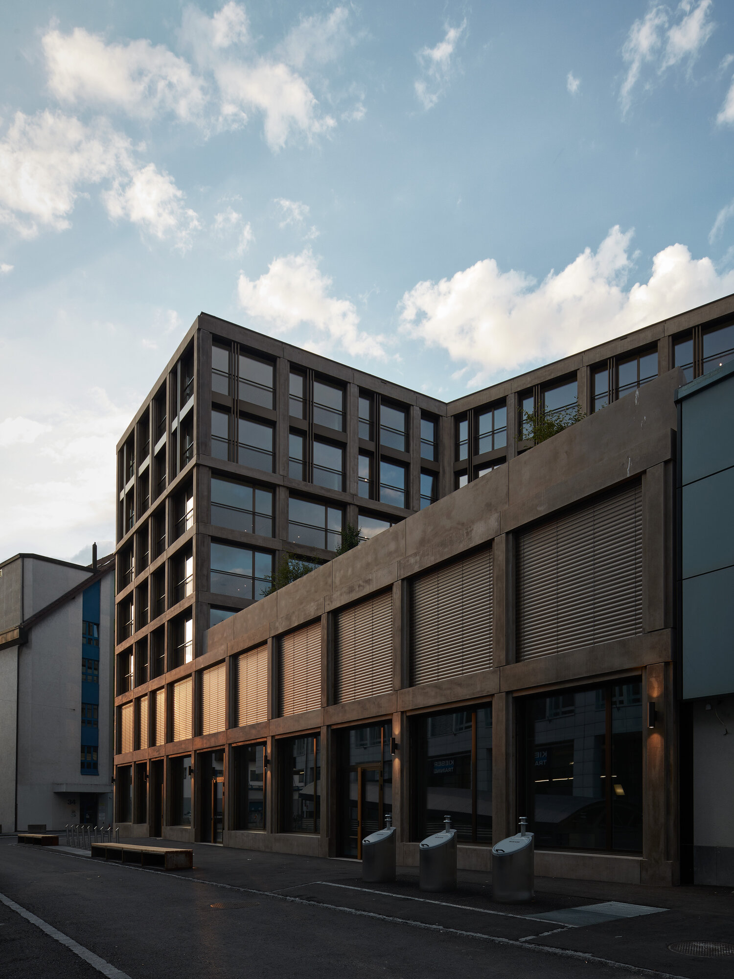 Die Struktur des B&uuml;rohaus besteht aus zwei Kernen in Beton und aus einer H&uuml;lle aus vorfabrizierten Betonelementen.