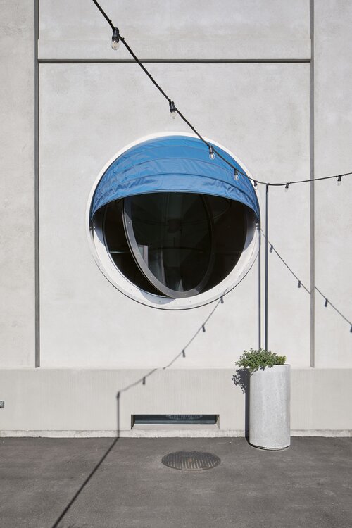 Runde Fenster pr&auml;gen den Umbau auf eine fr&ouml;hliche Weise.