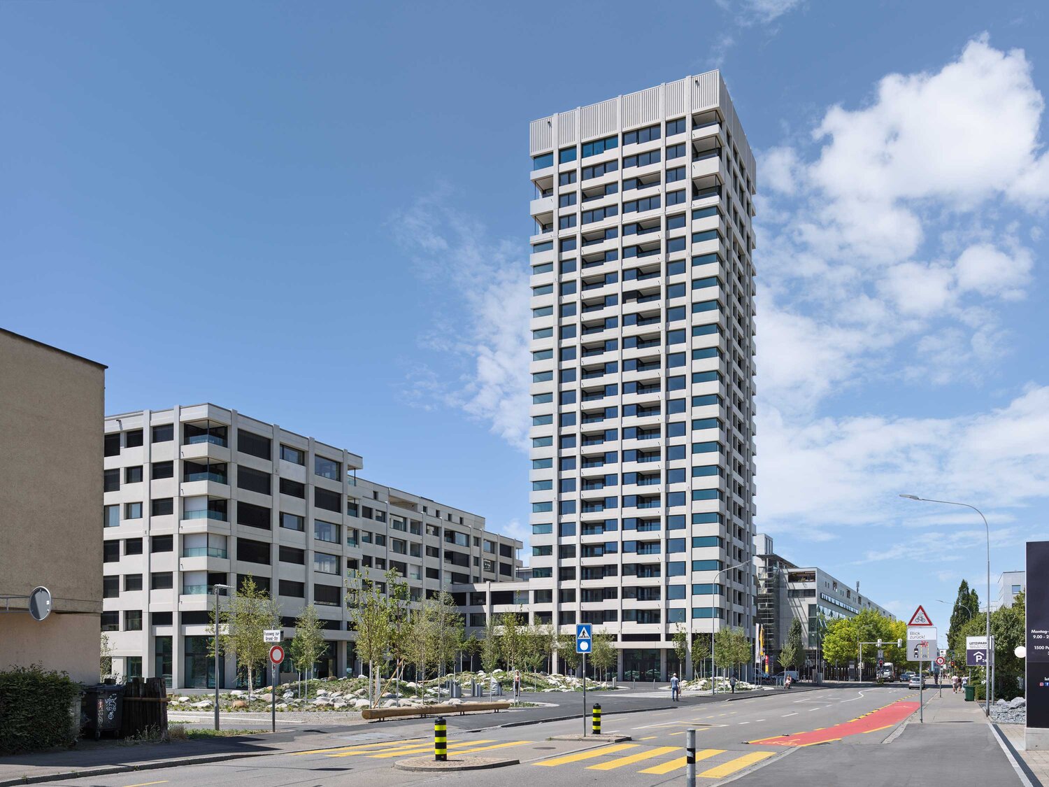Neuer Quartiersplatz zur Baslerstrasse als zuk&uuml;nftige Parkallee Z&uuml;richs: Architektur und Fassadenrelief verzahnen sich mit dem Stadtraum.