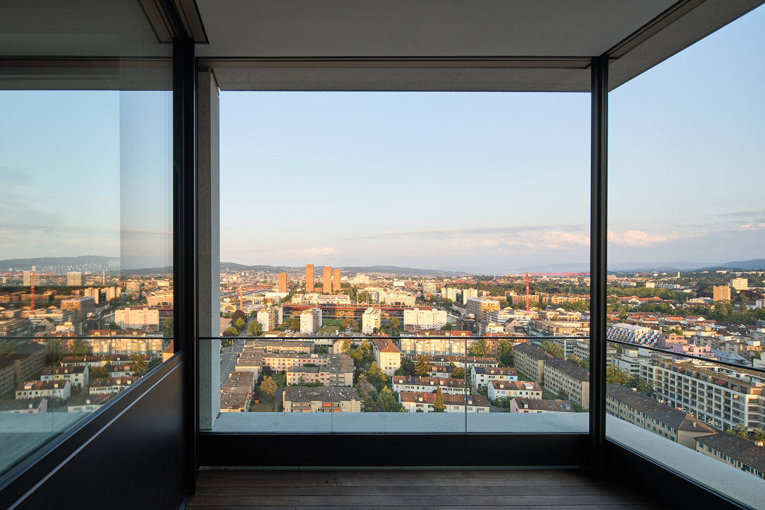 Die Eckloggien in den obersten Wohnungen er&ouml;ffnen den Weitblick.