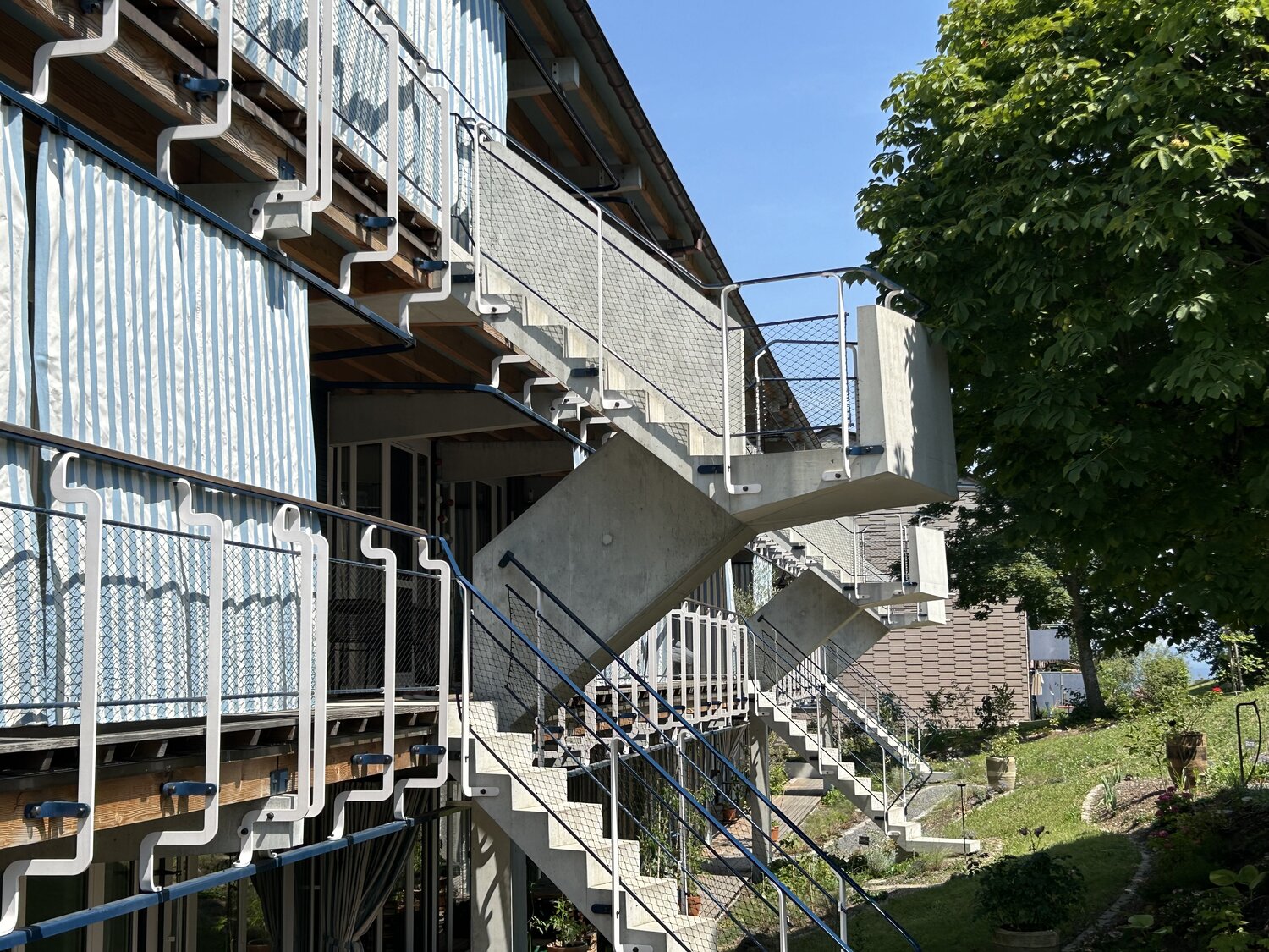 Luftiges Wohnen im landschaftlichen Garten