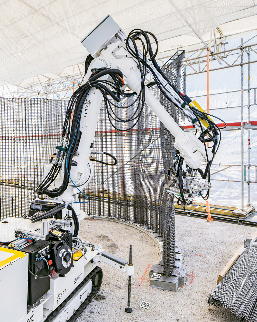 F&uuml;r die doppelt gekr&uuml;mmte Wand wurde Mesh Mould eingesetzt, bei dem ein robotergefertigtes engmaschiges Bewehrungsnetz als Schalung und Bewehrung gleichzeitig dient.