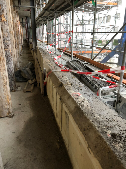 Impressionen der Sanierung: Die bestehende Betonbr&uuml;stung wird vollst&auml;ndig wiederverwendet.