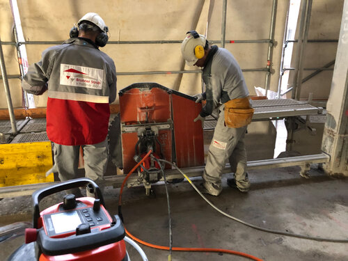 Entfernung der bestehenden Br&uuml;stung.