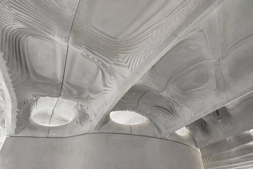 Die Deckenelemente sind vorfabriziert und bestehen aus zwei unterschiedlich geschalten Teilen.