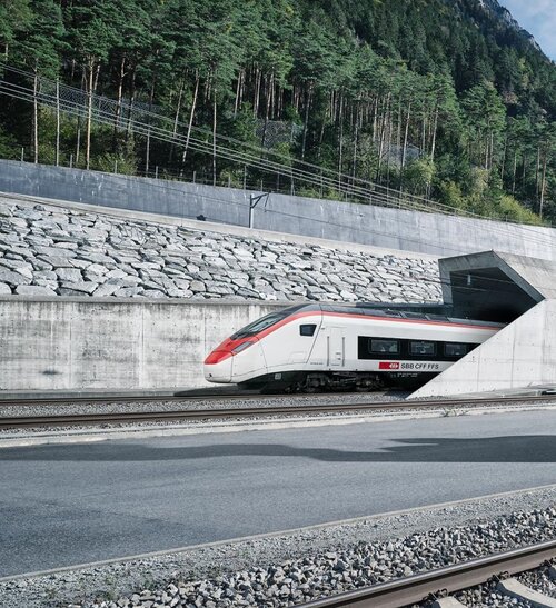 Galerie: Die Betonr&ouml;hre zum Mittelpunkt der Erde