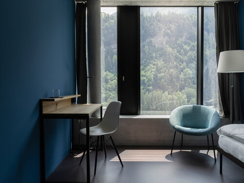 B&uuml;rogeschoss Bauteilaktivierung / Decke mit Schallabsorptionselementen. Fotografie &copy; Damaris Betancourt