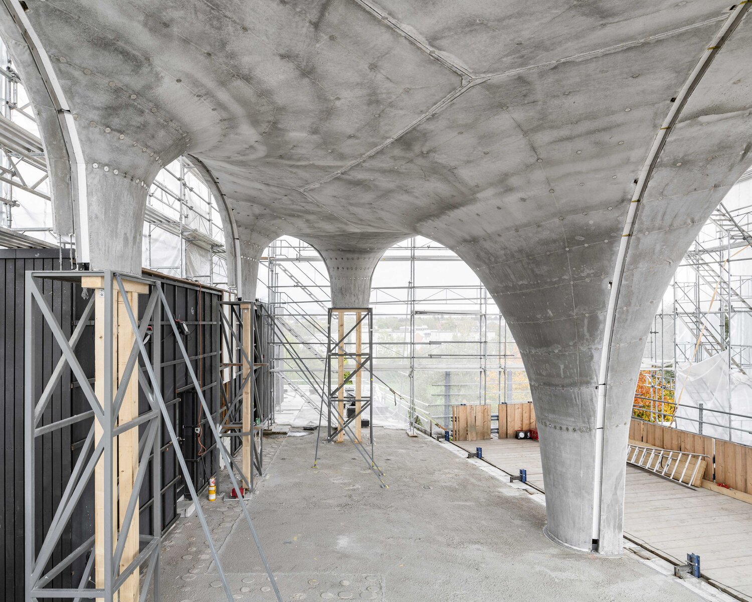 HiLo Construction: Die fertige doppelt-gekr&uuml;mmte Dachschale. Foto: Roman Keller