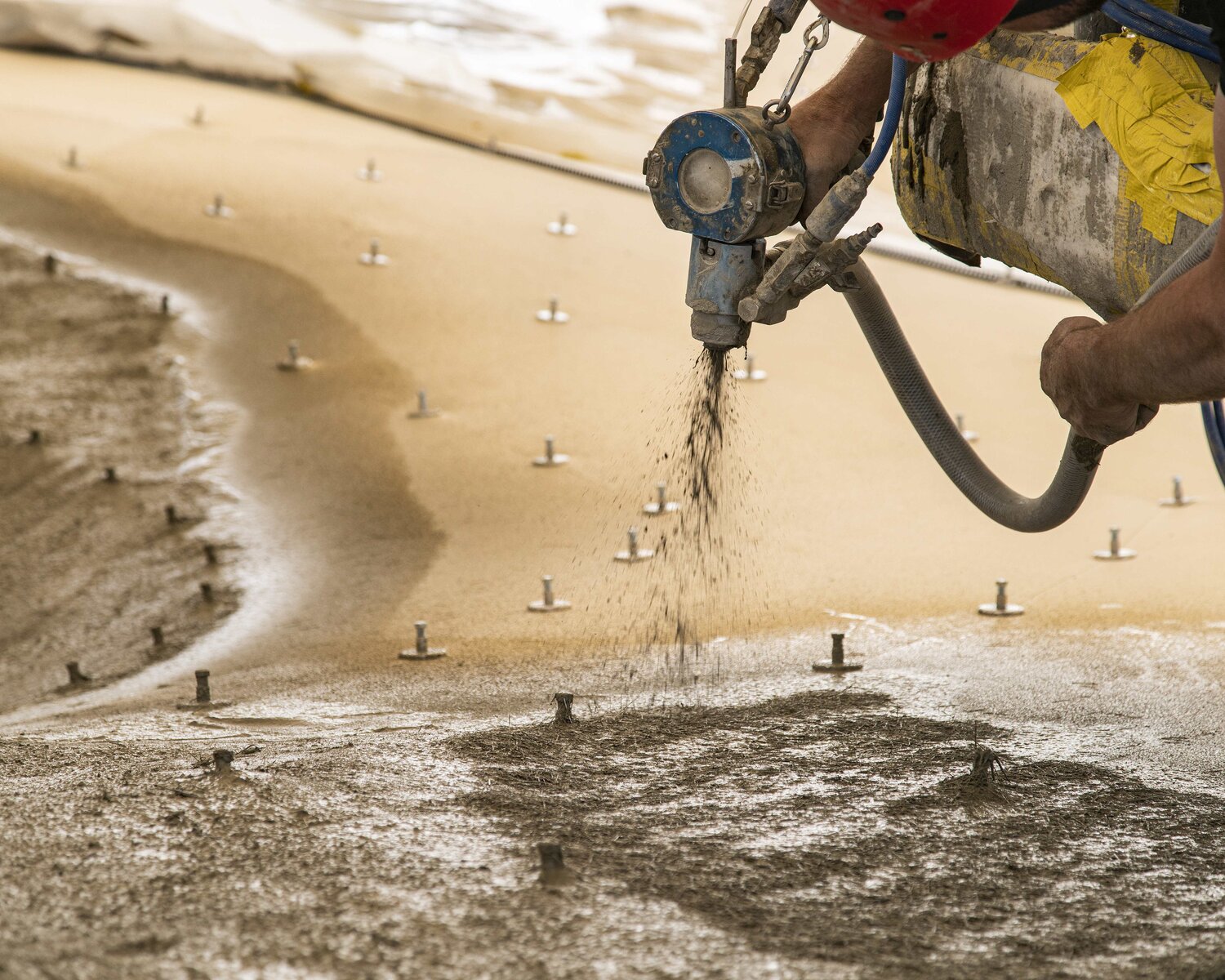 HiLo Construction: Die erste Schicht Beton wird auf die Textilschalung gespr&uuml;ht. Foto: Roman Keller