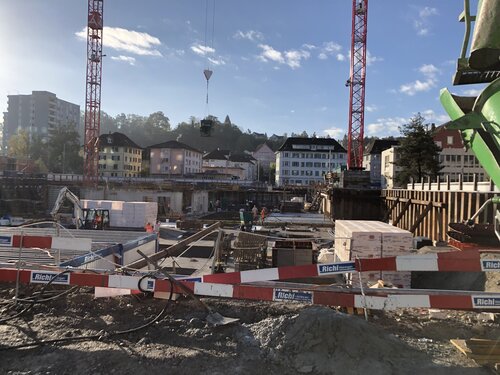 Foto der Betonierungsarbeiten auf der Baustelle in Schlieren.