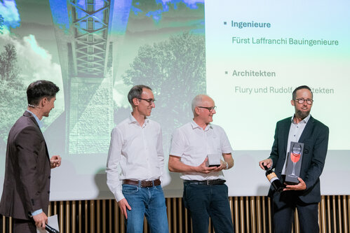 W&uuml;rdigung mit Wein aus dem Betonfass