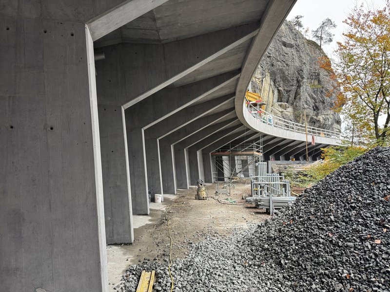 Ein Lehnenbauwerk, das Grenzen im Fels verschiebt