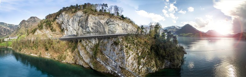 Visualisierung des neuen Lehnenbauwerks zwischen Vitznau und Gersau. Das neue Bauwerk scheint &uuml;ber dem Vierwaldst&auml;ttersee zu schweben; pr&auml;zise geplant, harmonisch in die Landschaft eingebettet. Bildrecht: B&auml;nziger Partner AG Z&uuml;rich