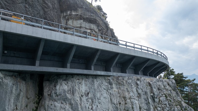 Erste Teile des fertig gestellten Lehnenviadukts der K 2b sind nun ohne Ger&uuml;st sichtbar. Die Ausf&uuml;hrung in der engen Lage zwischen See und Fels zeigt, wie pr&auml;zise hier gearbeitet wurde.