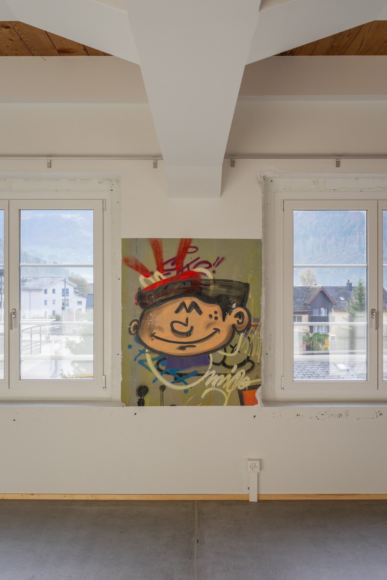 Die erhaltenen Graffiti erinnern an die Zeit des Leerstands und geben den R&auml;umen eine eigene Note.