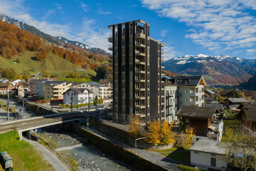 M&uuml;hle Gr&uuml;sch: Die integrierte Photovoltaik pr&auml;gt die Frontseite und erg&auml;nzt das klar gegliederte Tragwerk.