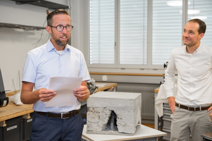 Preis&uuml;bergabe beim Beton-Art-Award: Patrick Suppiger, Gesch&auml;ftsf&uuml;hrer BETONSUISSE, und Janos Burkhardt, Yaez, gratulieren dem Siegerteam.