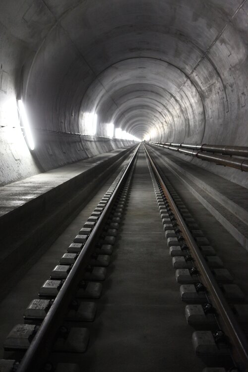 Impressionen der festen Fahrbahn im Gotthard-Tunnel. Bildquelle Vigier Rail AG