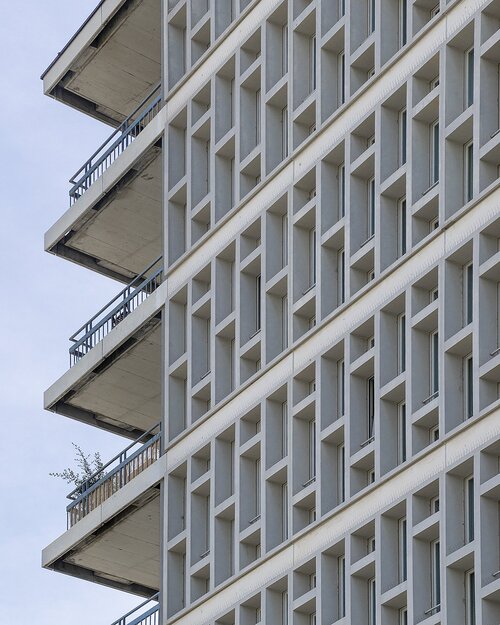 Gr&acirc;ce &agrave; des interventions cibl&eacute;es et &agrave; une double peau de fa&ccedil;ade, l&rsquo;efficacit&eacute; &eacute;nerg&eacute;tique a &eacute;t&eacute; am&eacute;lior&eacute;e, sans modifier l&rsquo;expression architecturale de l&rsquo;ouvrage. (Toutes les photos: Archibatch)
