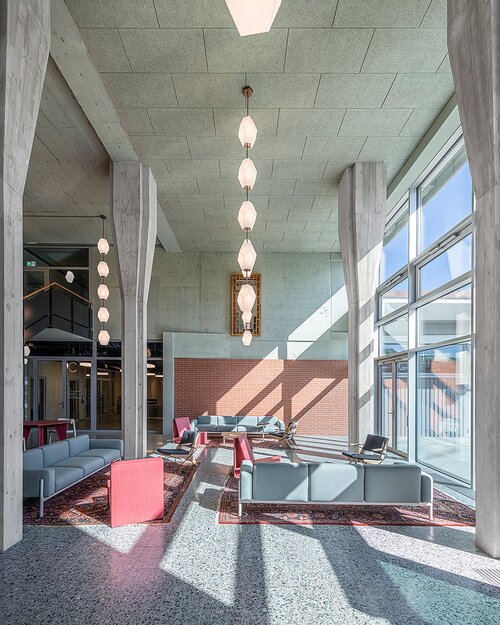 Miteinanderhaus B&acirc;le, anciennement l&rsquo;H&ocirc;pital Felix Platter. L&rsquo;espace d&rsquo;entr&eacute;e con&ccedil;u par M&uuml;ller Sigrist Architekten, Rapp Architekten et Dr. L&uuml;chinger+Meyer, avec son hall baign&eacute; de lumi&egrave;re, transforme le b&acirc;timent hospitalier autrefois ferm&eacute; en un lieu ouvert &agrave; tout le monde, favorisant les rencontres et cr&eacute;ant des liens.