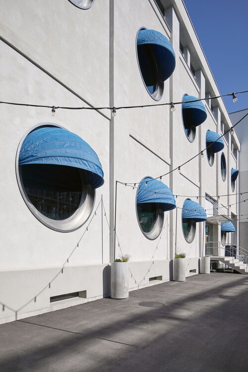 Dieser Industriebau wurde durch die Stiftung Habitat zu einem Hostel und multifunktionalen Begegnungsort umgebaut und zeigt, wie Betonarchitektur sensibel, ressourcenschonend und innovativ weitergedacht werden kann.