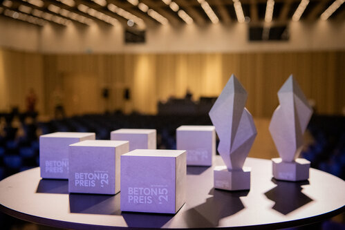 Cubes et troph&eacute;es en b&eacute;ton