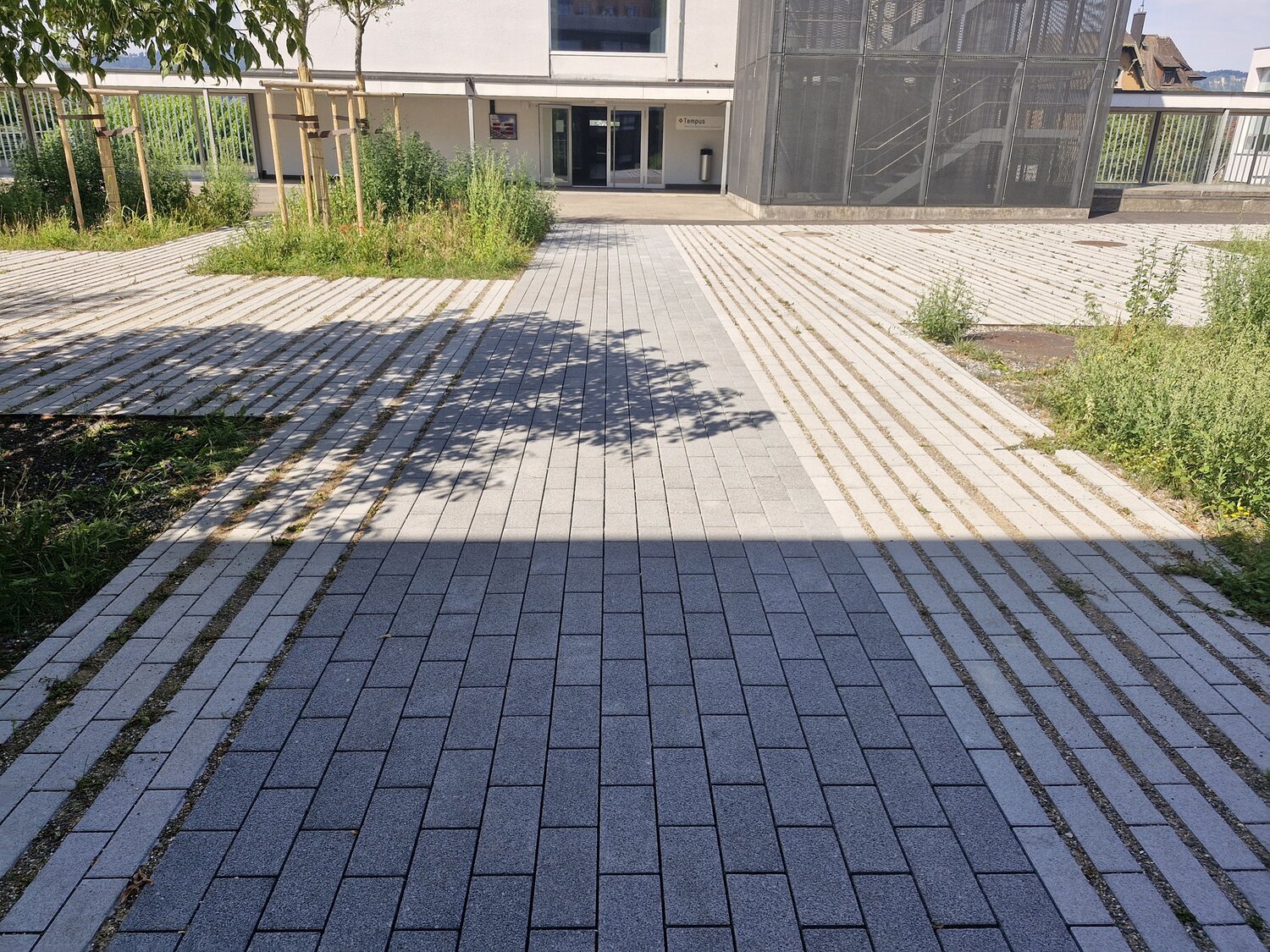 Versickerungsf&auml;hige Pflastersteine verhindern eine Bodenversiegelung, unterst&uuml;tzen den nat&uuml;rlichen Wasserkreislauf und entlasten die Kanalisation bei starkem Regen.