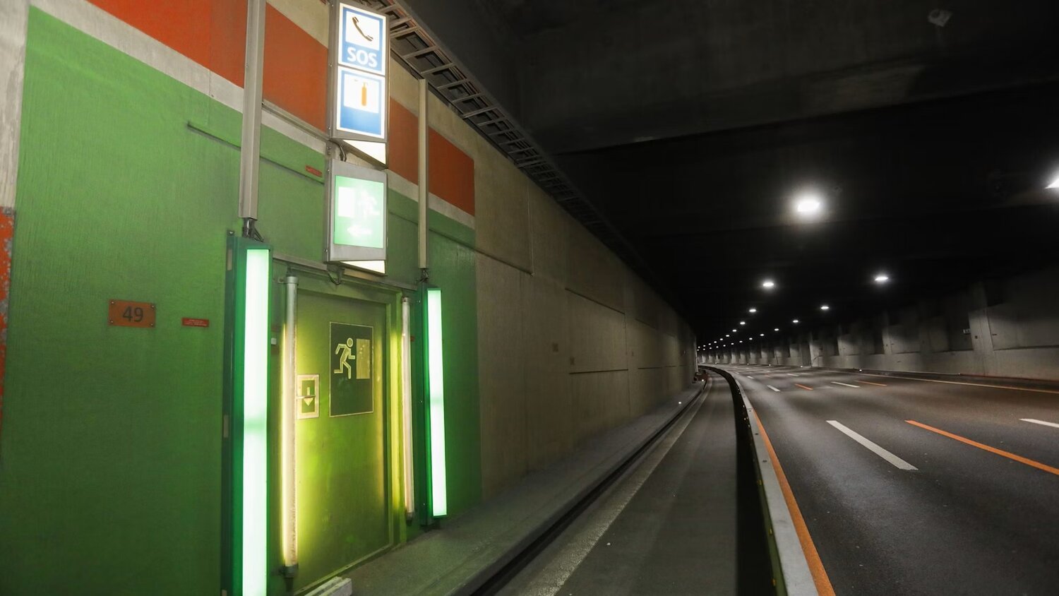 Neue Betriebs- und Sicherheitsausr&uuml;stung im Tunnel Schweizerhalle: Nach Abschluss der Instandsetzungsarbeiten werden die tempor&auml;r verlegten Installationen wieder durch die normgem&auml;sse Ausr&uuml;stung ersetzt. Bild: ASTRA