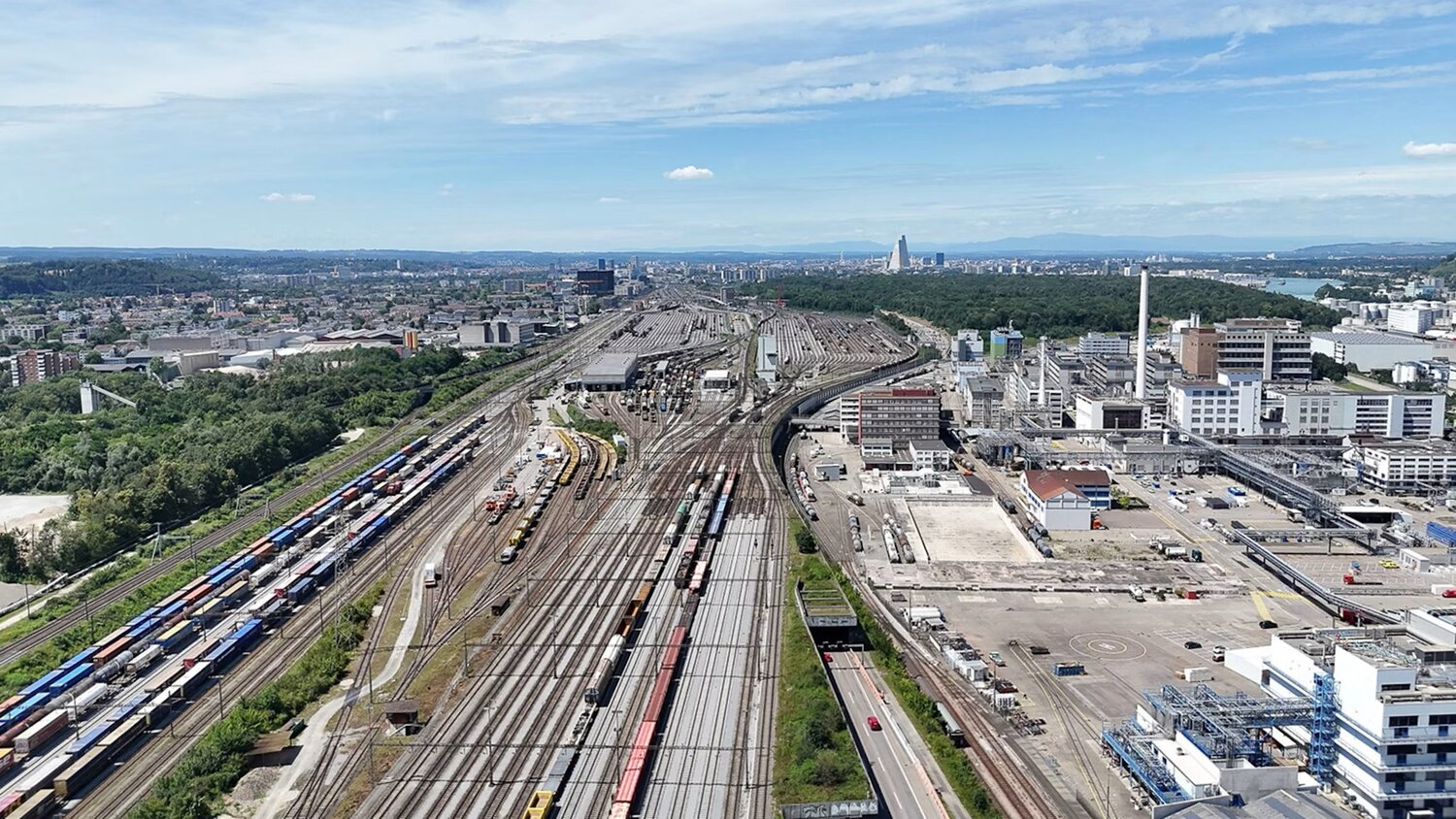 Der Autobahnabschnitt der A2 zwischen der Verzweigung Hagnau und der Verzweigung Augst wird umfassend instandgesetzt. Dazu geh&ouml;ren unter anderem die Sanierung des Tunnels Schweizerhalle, die Erneuerung des Deckbelags sowie die Modernisierung der Betriebs- und Sicherheitsausr&uuml;stung. Damit wird der langfristige Betrieb dieses stark belasteten Abschnitts sichergestellt. Quelle: ASTRA