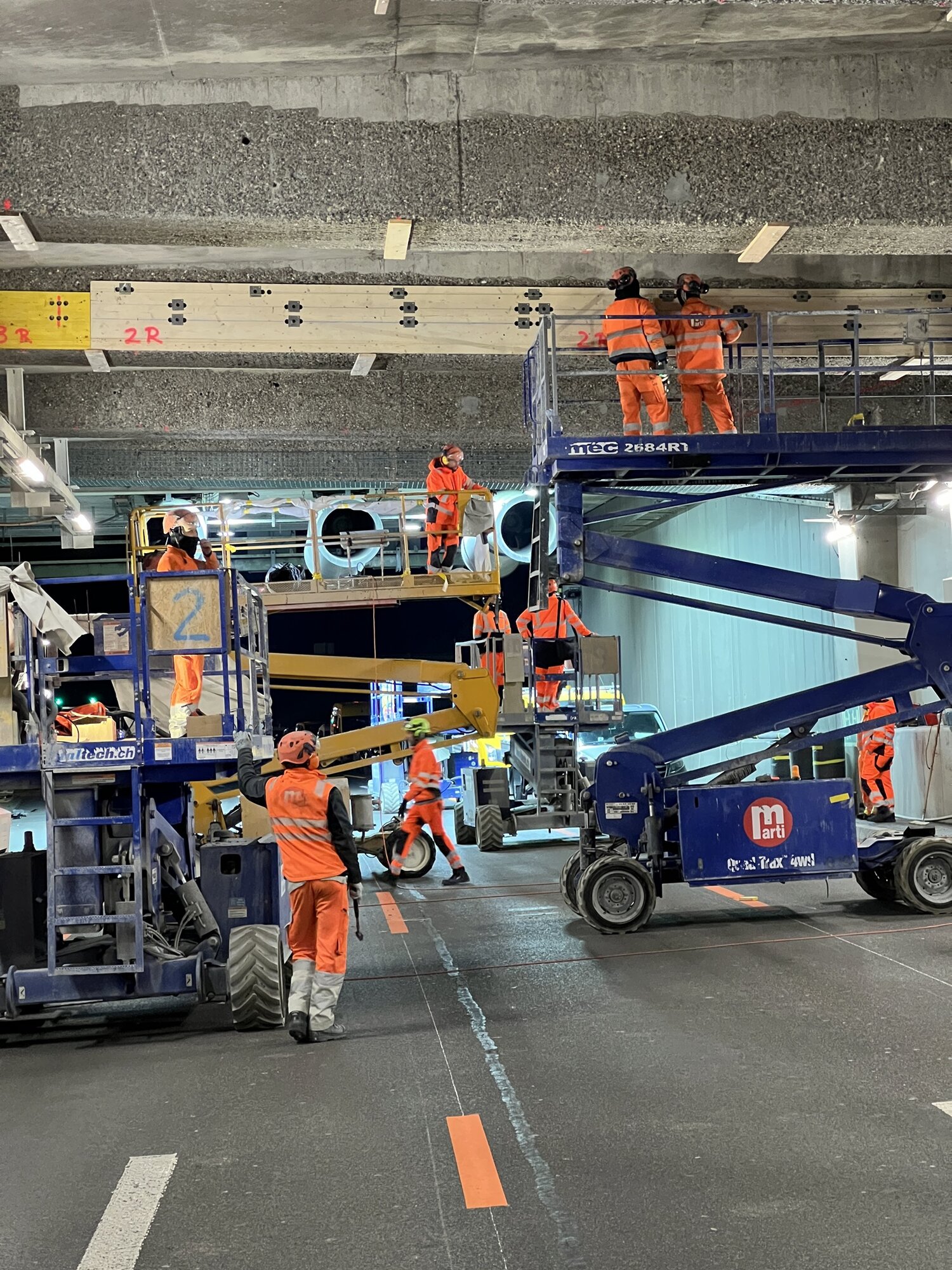 Die Arbeiten an den Quertr&auml;gern erfolgen &uuml;berwiegend nachts. Die freigelegten Tr&auml;ger werden mit einem kathodischen Korrosionsschutzsystem ausger&uuml;stet. So kann die bestehende Tragstruktur erhalten und der Tunnel f&uuml;r weitere Jahrzehnte genutzt werden. Quelle: B+S Ingenieure
